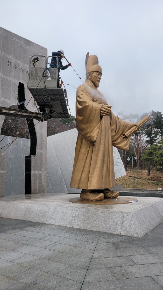 정조대왕 동상을 세척하고 있는 모습. 