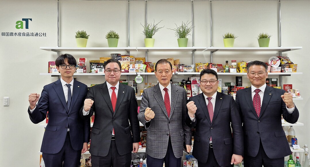 일본지역본부 수출목표 달성을 위한 전략회의 기념사진. aT 홍문표 사장(가운데), 윤상영 일본지역본부장(우측 2번째), 박군식 해외사업처장(우측 1번째)