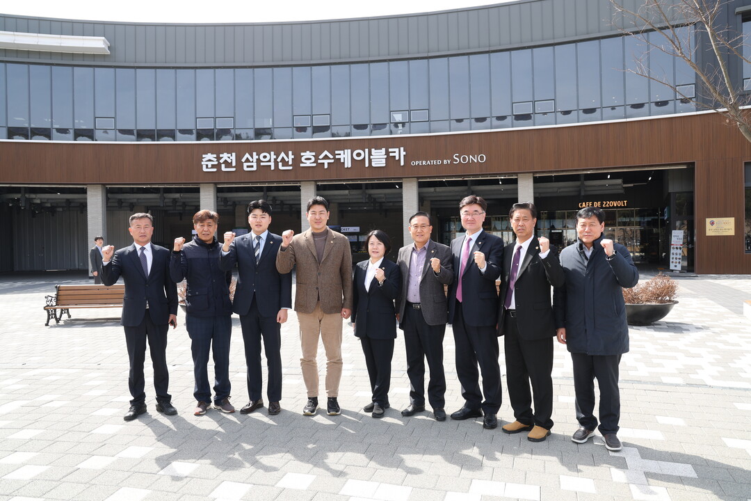 강원도의회 기획행정위원회 위원들이 현장 방문 후 기념촬영을 하고 있다.