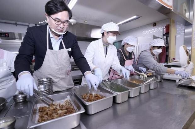 박일하 구청장이 지난해 2월 동작구 보호아동시설에서 석식 봉사활동을 하고 있다. 동작구 제공
