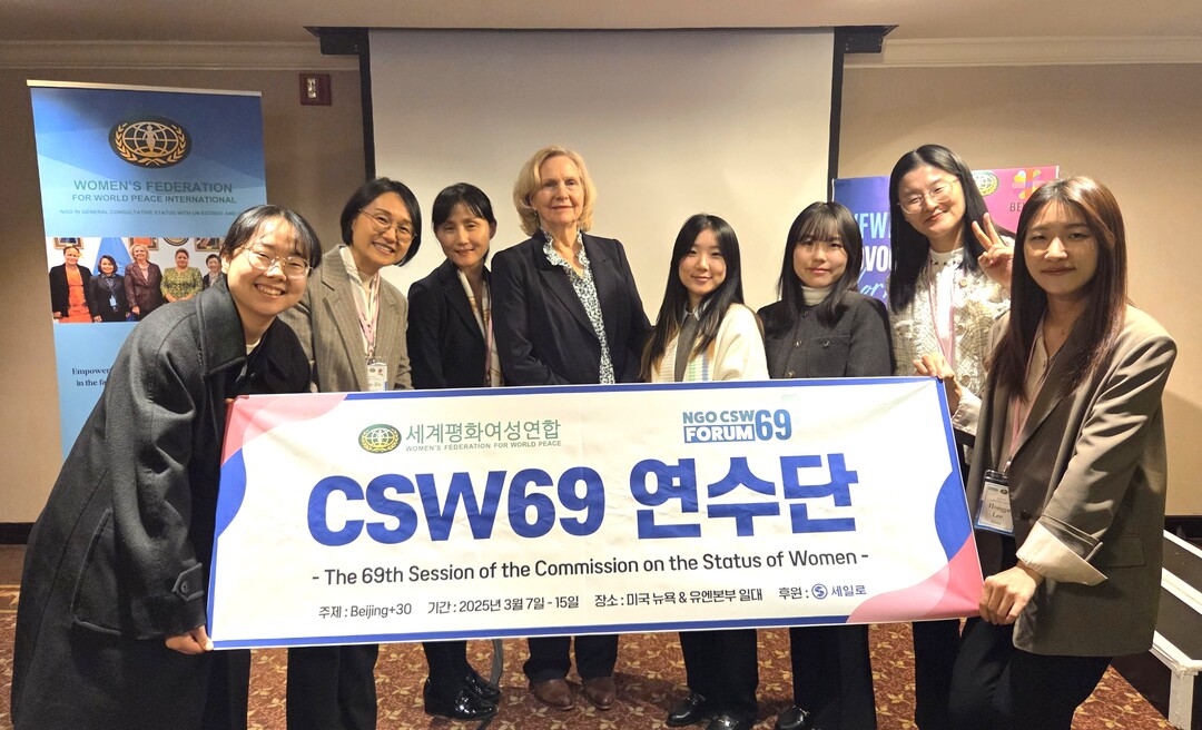 제69차 유엔 여성 지위위원회(UN CSW) 병행포럼에 참석한 한국 연수단과 UN CSW GENEVA 캐롤린 핸신 회장과 함께한 기념사진