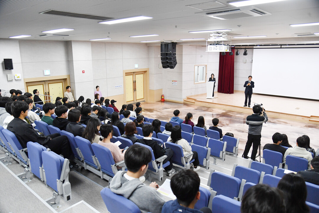 2025 청소년 해외 배낭연수 사전 설명회가 지난 15일 화천커뮤니티센터에서 최문순 군수를 비롯한 학생과 학부모들이 참석한 가운데 열렸다