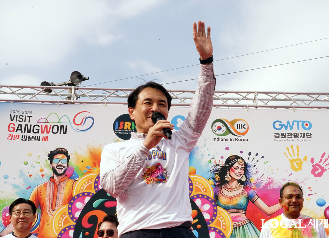 김진태 도지사가 ‘2025 인도 홀리해이 페스티벌’ 개막식 축사를 하고 있다.