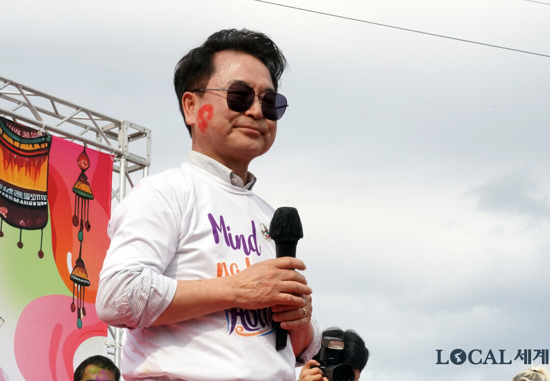  육동한 춘천시장이 ‘2025 인도 홀리해이 페스티벌’ 개막식 축사를 하고 있다. 