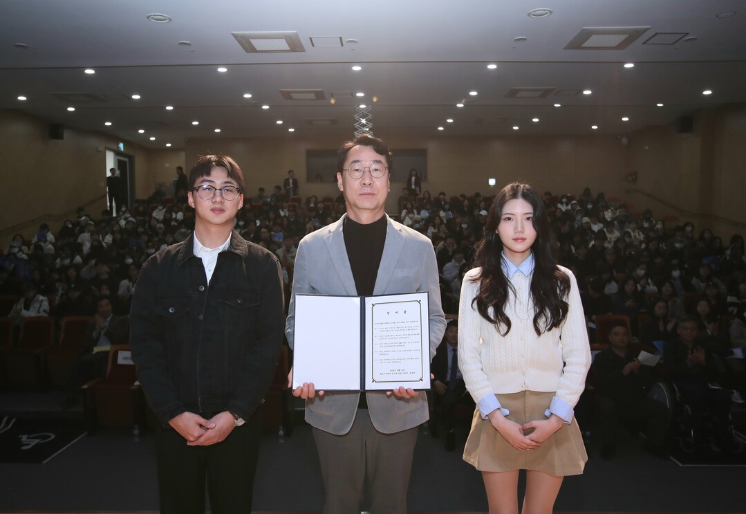 정명근 화성특례시장이 15일 장학관 입사식에서 입사생 대표들과 함께 기념촬영하고 있다.
