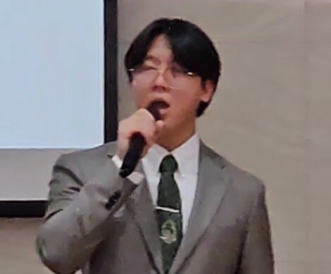 ‘사랑해 참부모님’ 개사곡을 열창하는 문신흥 선교사.