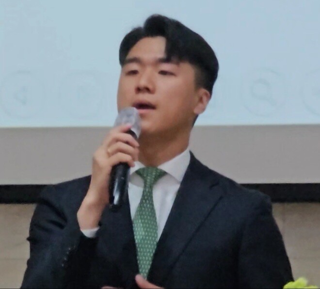 ‘사랑해 참부모님’ 개사곡을 열창하는 문신출 선교사.