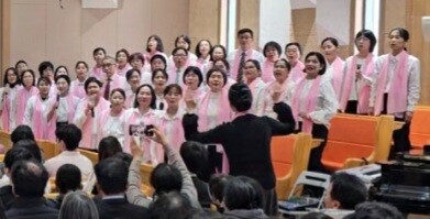 가정연합 부산울산교구의 평식구, 목회자, 일반시민 등 600여명이 참석한 가운데 ‘부산울산권 순회예배’ 개회가 선언된 직후 40여명으로 구성된 ‘부산울산권 국제가정 다국적 연합성가대’가 ‘송축해 내영혼’ 성가를 합창하고 있다.