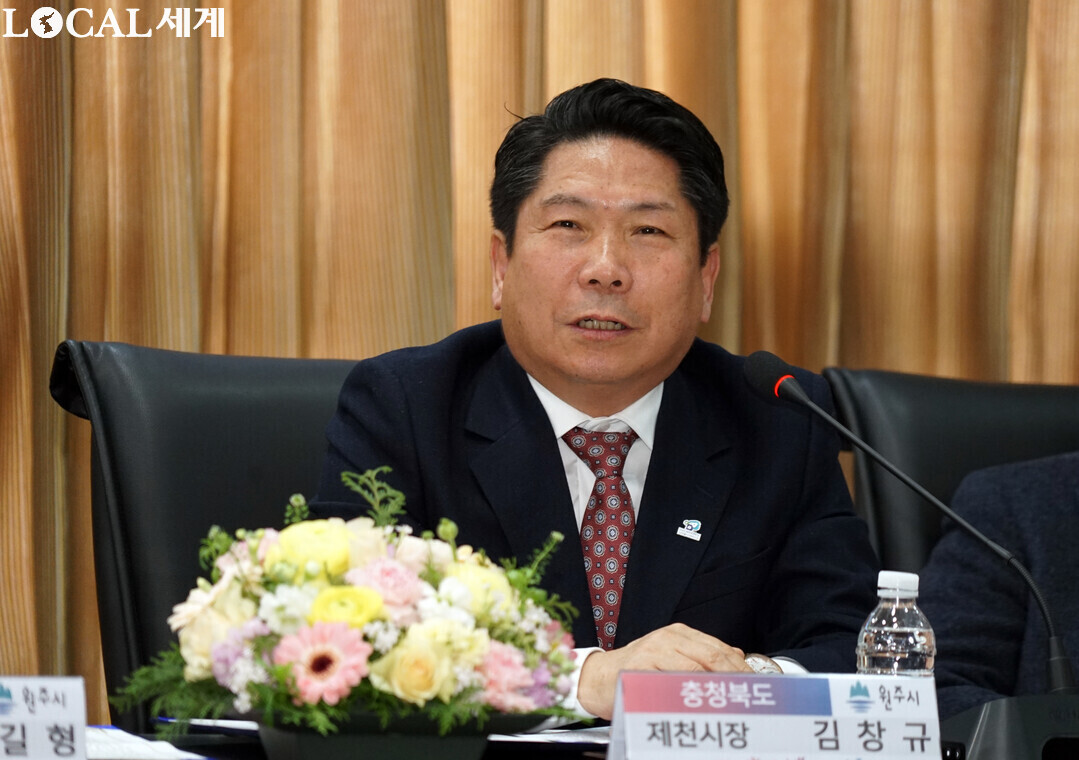 김창규 제천시장이 협약식에서 인사말을 하고 있다.
