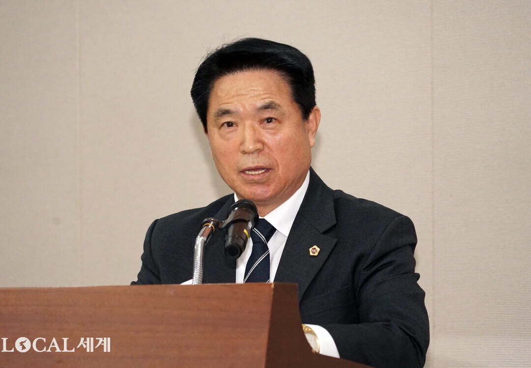 원제용 도의회 사회문화위원장이 협약식에서 인사말을 하고 있다.