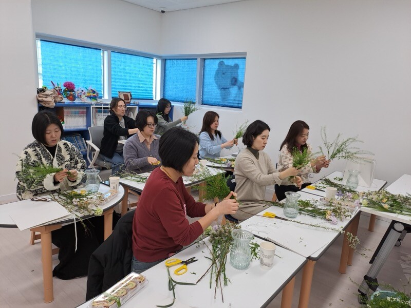 의성군은 의성군가족센터와 협력하여 지난 8일 의성읍온누리터 2층에서 공동육아나눔터 이용 아동 학부모를 대상으로 품앗이 교육 및 모임을 실시했다.의성군 제공