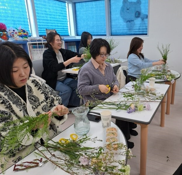 의성군은 의성군가족센터와 협력하여 지난 8일 의성읍온누리터 2층에서 공동육아나눔터 이용 아동 학부모를 대상으로 품앗이 교육 및 모임을 실시했다.의성군 제공