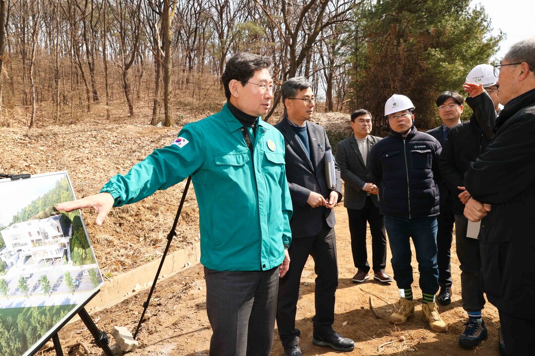 이상일 용인특례시장이 동백1동 행정복지센터 신축 현장을 방문에 공사 상황을 점검하고 있다.용인시 제공
