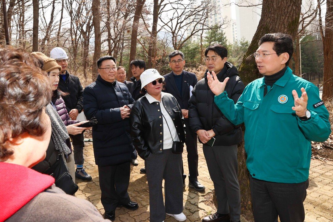 이상일 용인특례시장이 동백1동 행정복지센터 신축 현장을 방문에 공사 상황을 점검하고 있다.용인시 제공