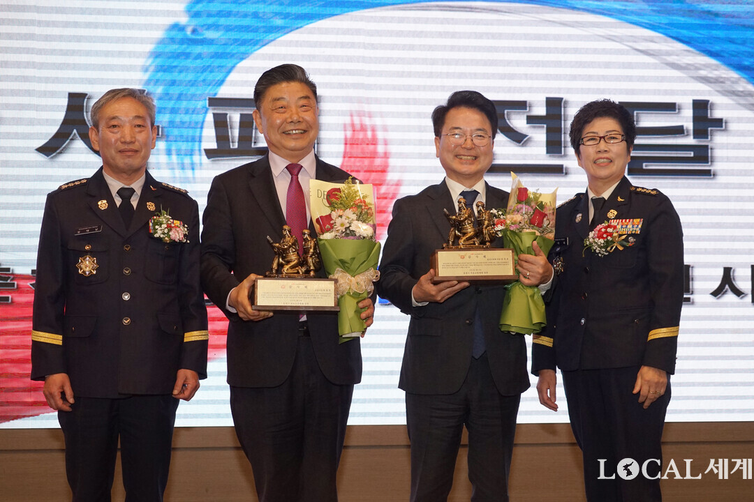 ‘제4주년 의용소방대의 날’기념식에서 감사패를 받은 김진호 시의장과 육동한 시장(왼쪽 두번째부터)