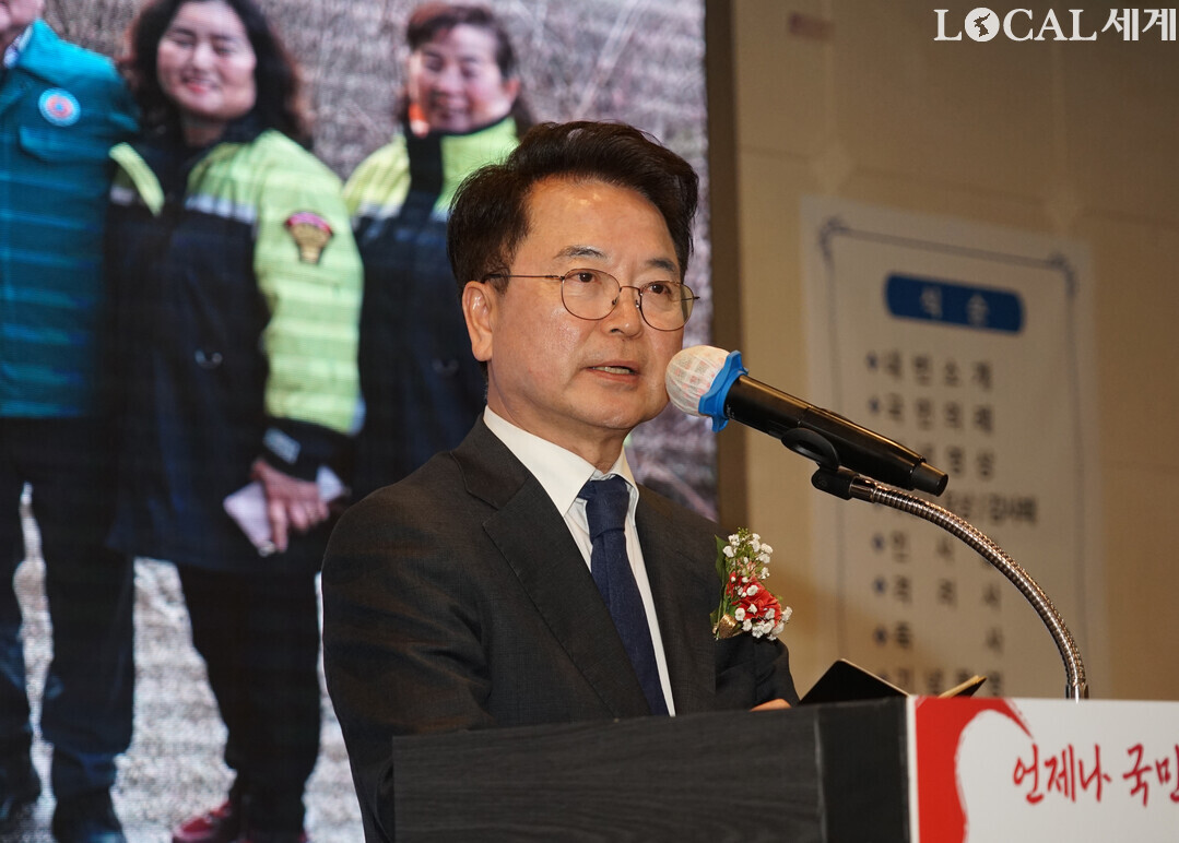 육동한 춘천시장이 ‘제4주년 의용소방대의 날’기념식에서 축사하고 있다. 
