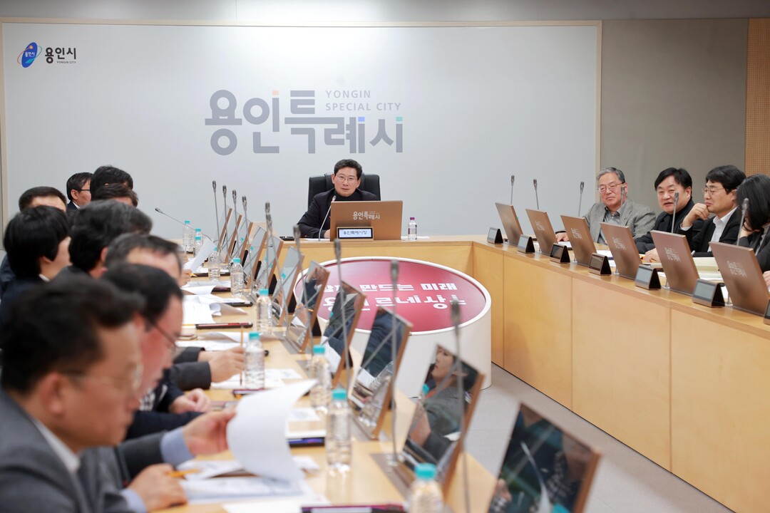 용인특례시는 19일 시청 영상회의실에서 _용인 시민프로축구단_ 창단 준비 회의를 열어 추진전략을 논의했다.용인시 제공
