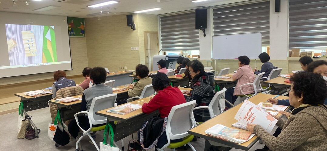 의성군은 3월 19일(수) 14시 30분, 의성군립도서관에서 경북 최초로 시니어 세대를 위한 독서문화 진흥사업 ‘시니어북 리스타트’를 성황리에 운영했다.의성군 제공