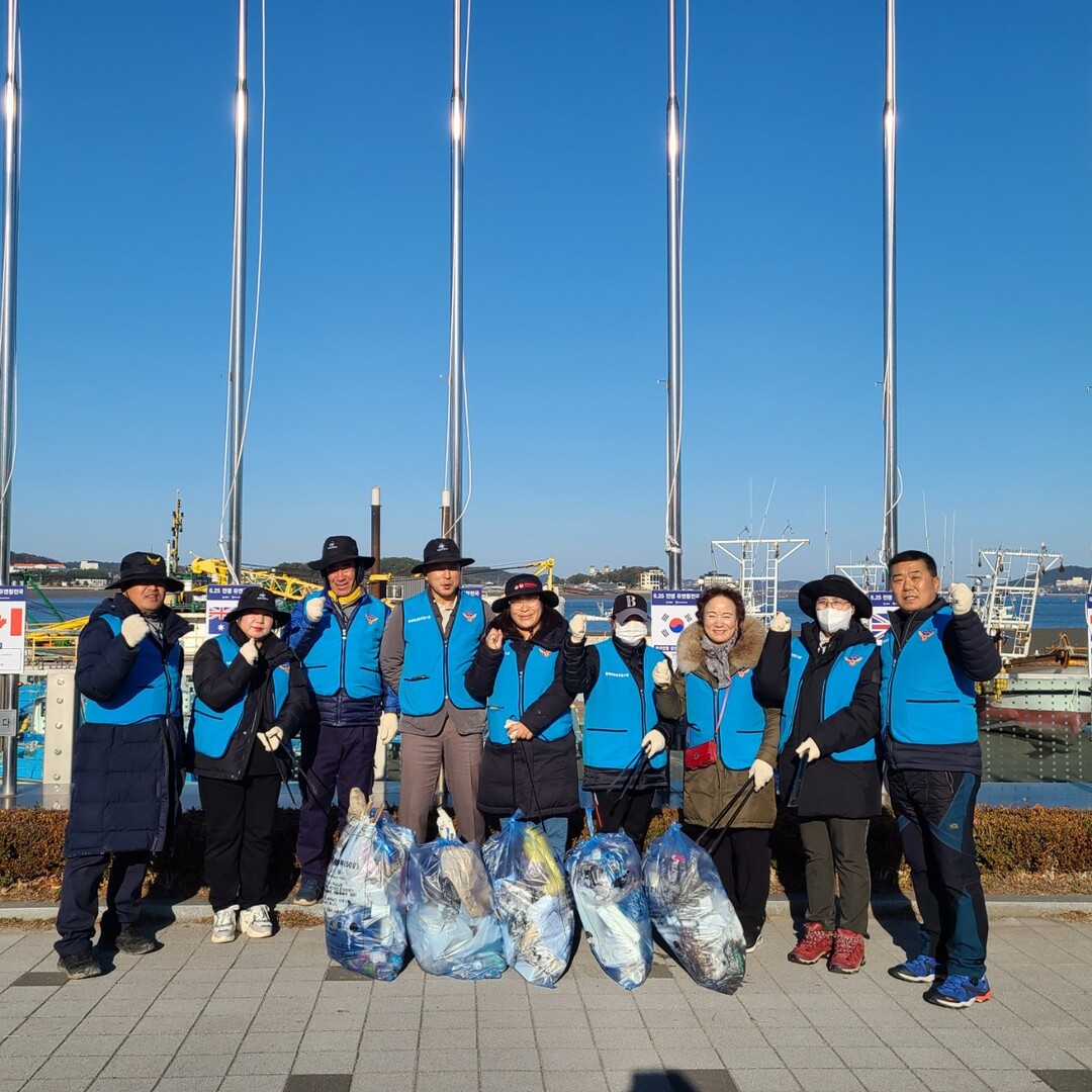 지난 2월 27일 명예해양환경감시원이 군산내항일대에서 해양정화 활동 후 기념촬영을 진행했다.군산해경 제공