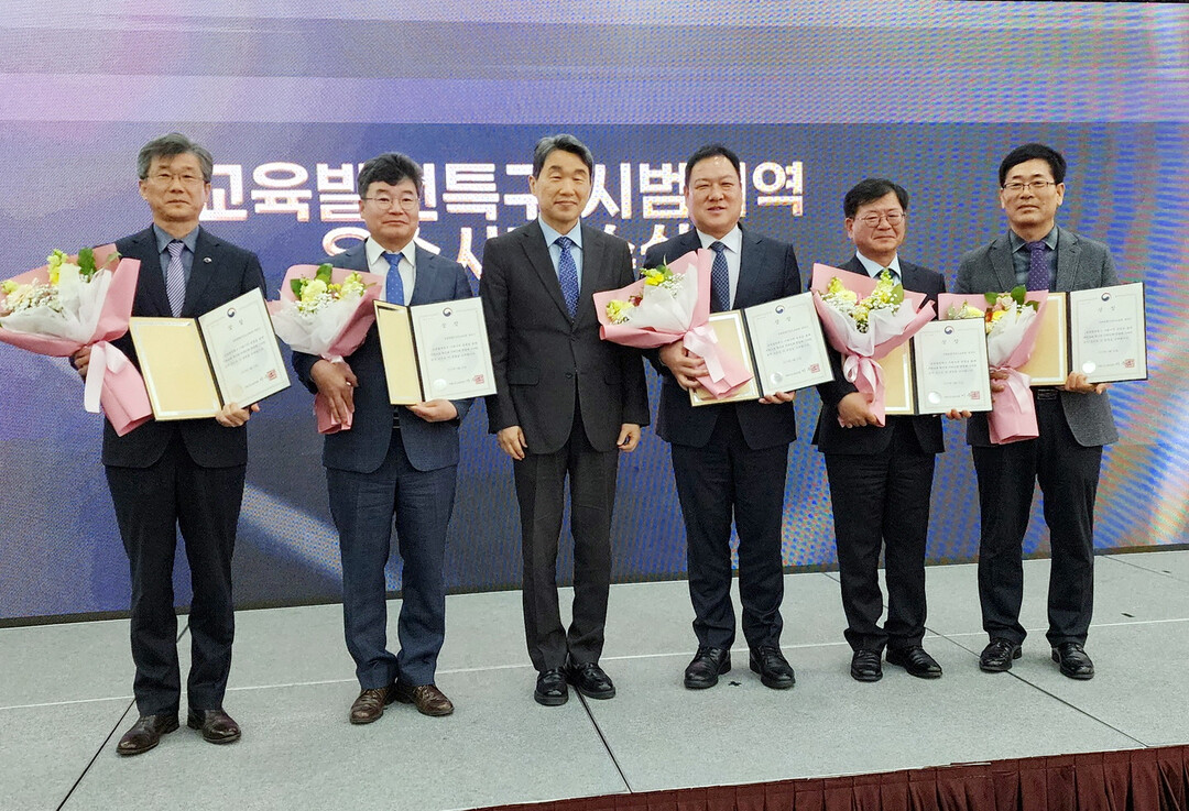 시상식에 참석한 최수명 화천부군수(오른쪽 첫번째)와 군청 교육복지과 직원들이 이주호 부총리 겸 교육부 장관(왼쪽에서 세번째)과 기념촬영을 하고 있다. 
