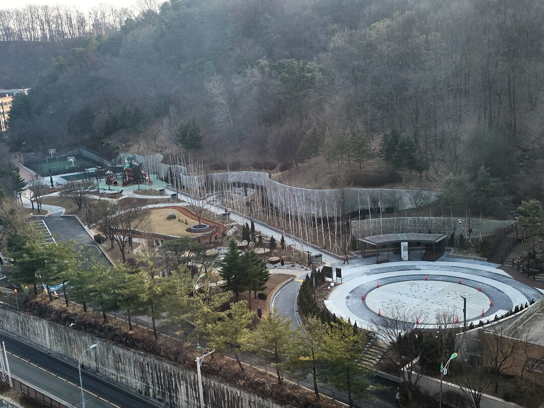용인시는 처인구 김량장동 산 37-16번지 일원 용인중앙공원의 노후 시설과 주차장 개선 공사를 완료했다. 용인시 제공