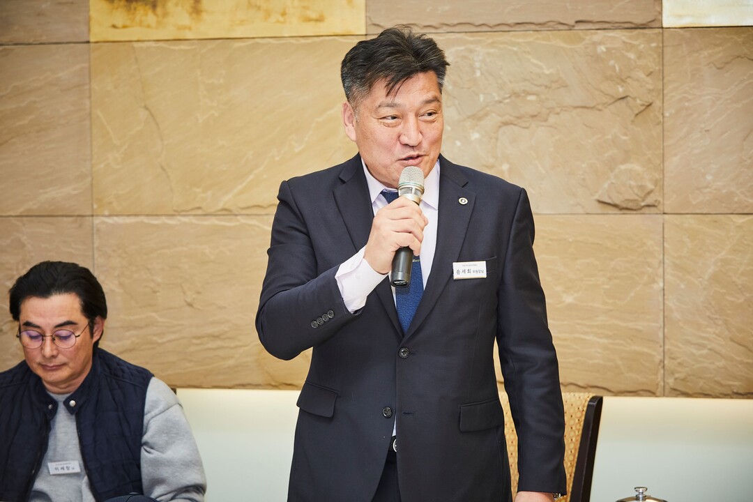 지난 20일 열린 ‘2025 한돈 명예홍보대사 위촉식’ 행사에서 한돈자조금 손세희 위원장이 명예홍보대사에게 환영사를 전하고 있다.