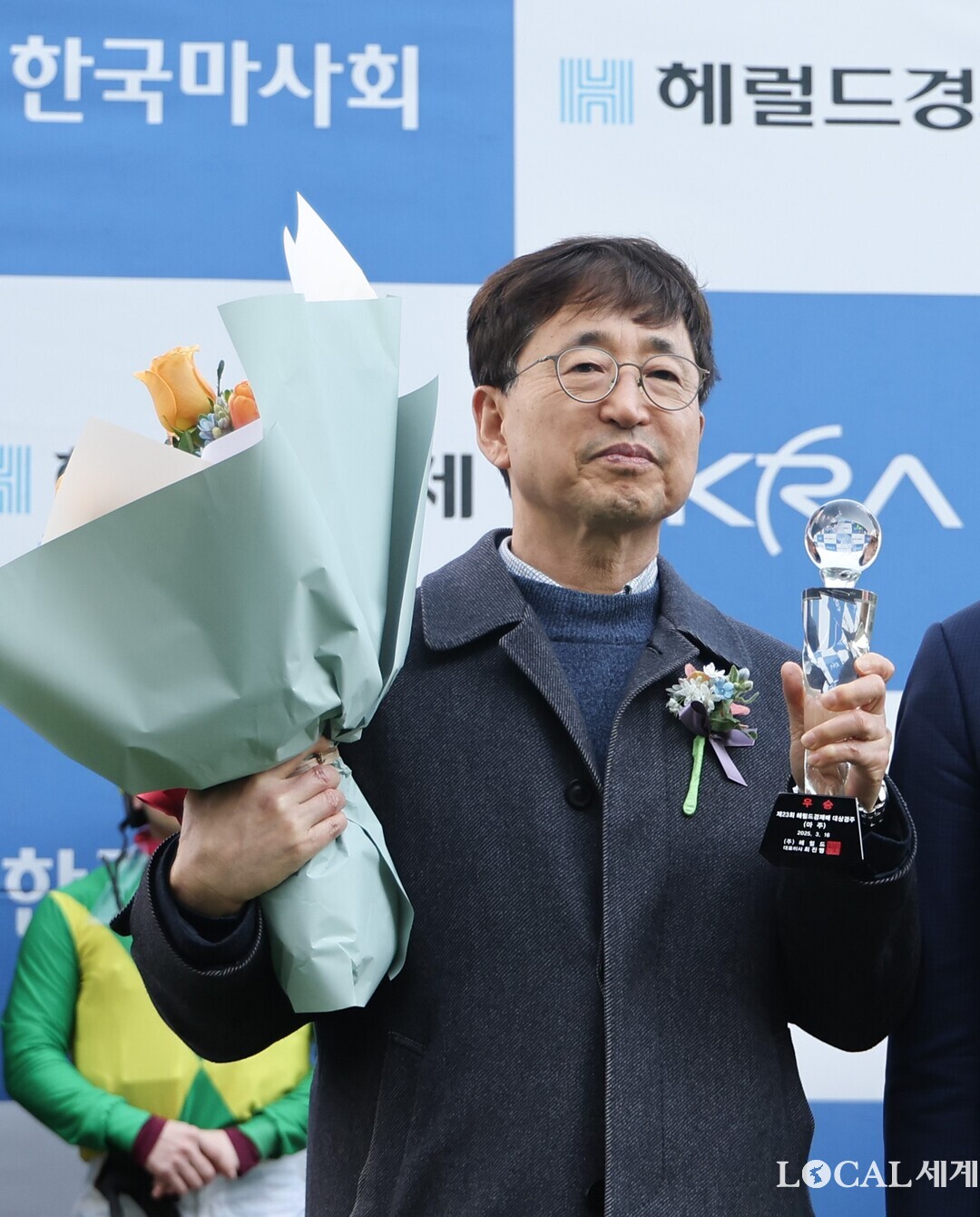 한국 경마 역사 최초로 전인미답의 300승을 달성한 이종훈 마주. 렛부경 제공