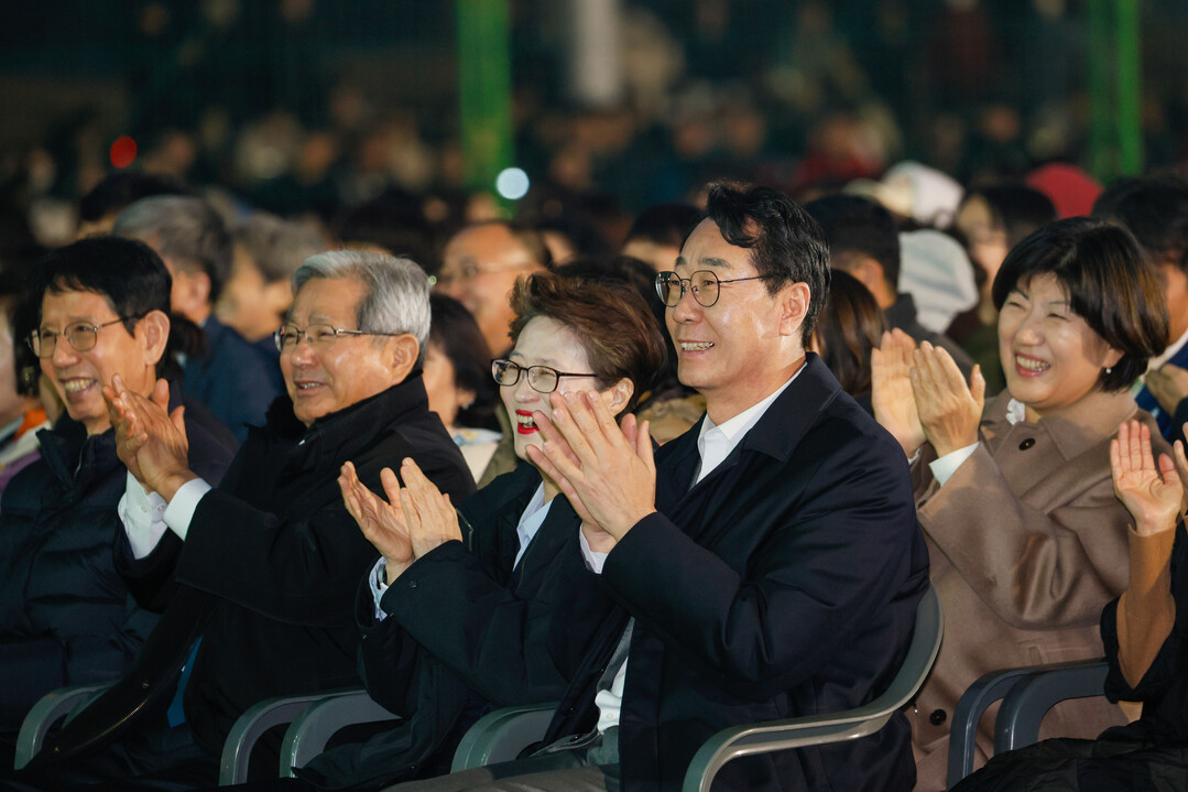 정명근 화성특례시장이 21일 화성특례시민의 날 콘서트에서 시민들과 함께 특례시 출범을 축하하고 있다. 화성시 제공