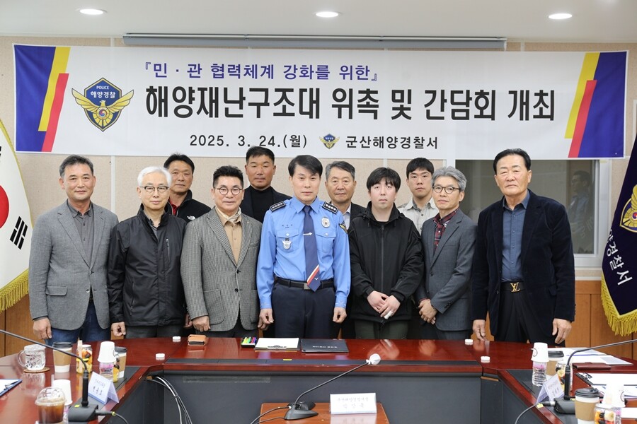 (왼쪽앞열부터) 김순 비응구조지부장, 임창호 인력봉사대원, 김대영 해양재난구조대장, 박상욱 군산해경서장, 이호영 인력봉사대원, 고환곤. 군산해경 제공