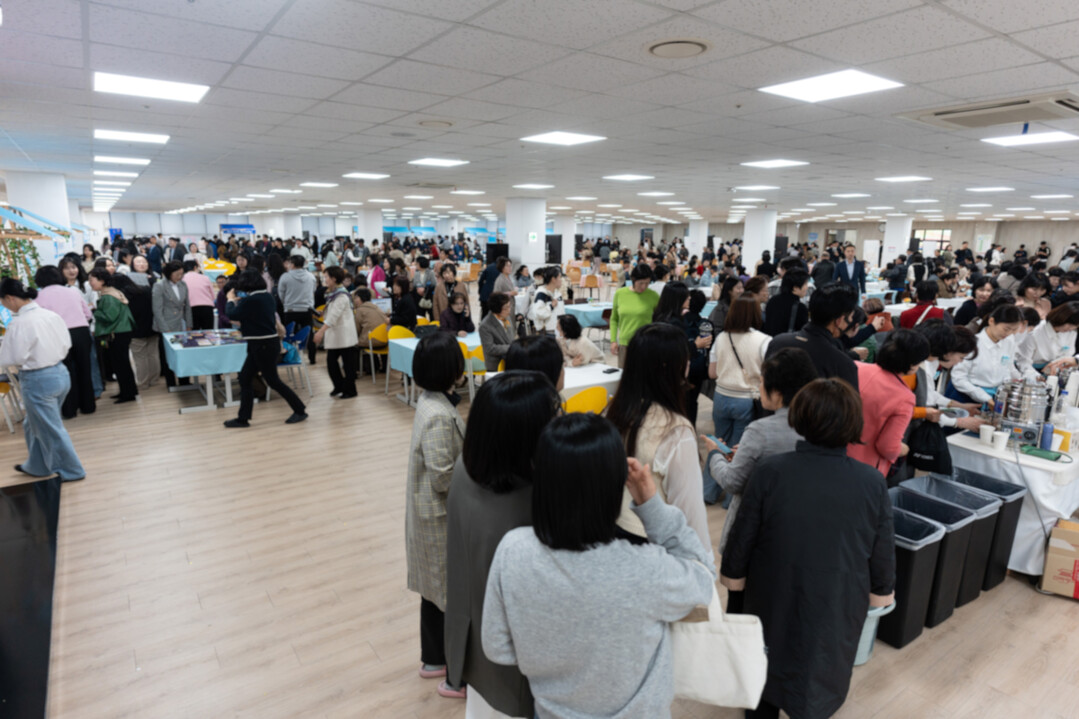 22일 안드레연수원서 열린 행복세미나 ‘까리하게’에 참석한 부산시민들이 5층에 마련된 체험부스를 즐기고 있다.