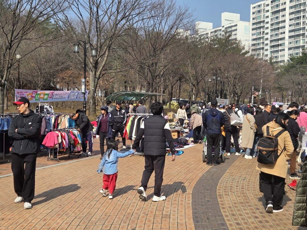 22일 수지근린공원에서 열린 나눔장터 모습. 용인시 제공