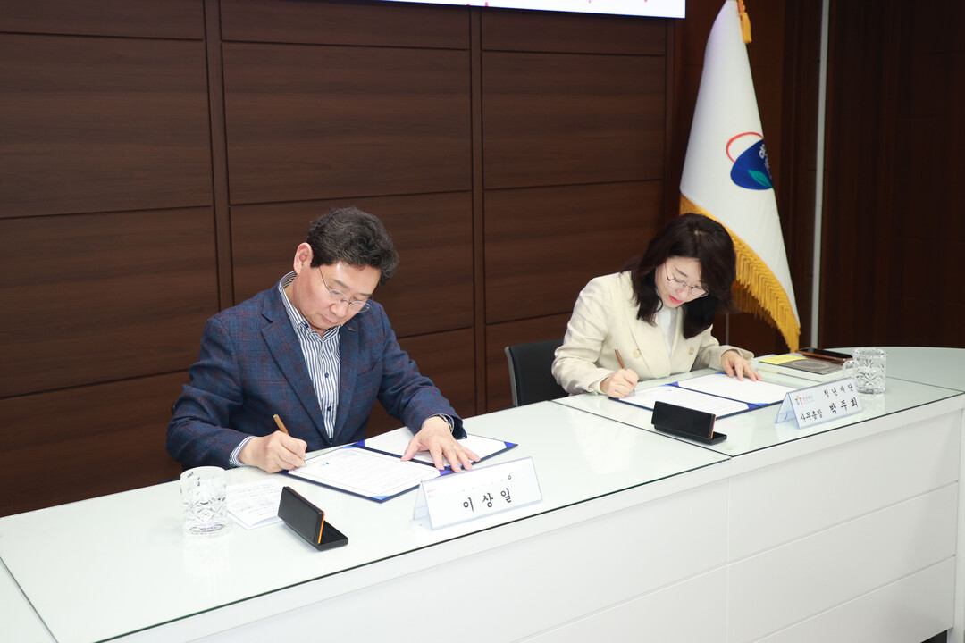 이상일 용인특례시장이 박주희 청년재단 사무총장과 협약서에 서명하고 있다. 용인시 제공