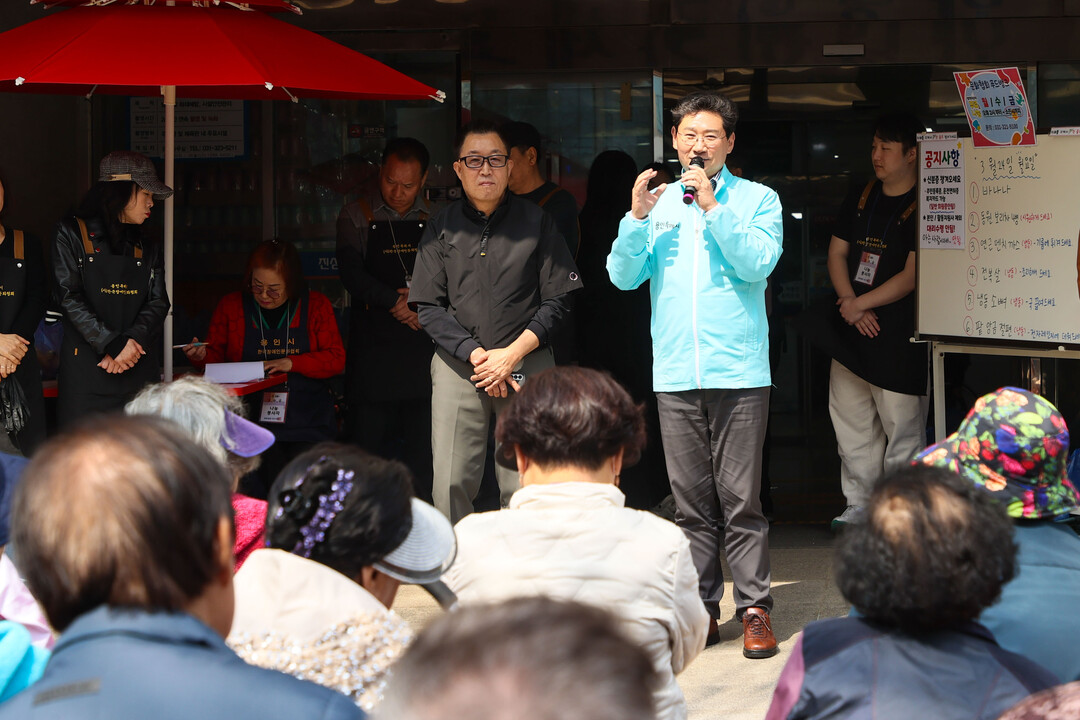 이상일 용인특례시장이 문화협회 푸드뱅크 방문해 인사말을 하고 있다. 용인시 제공