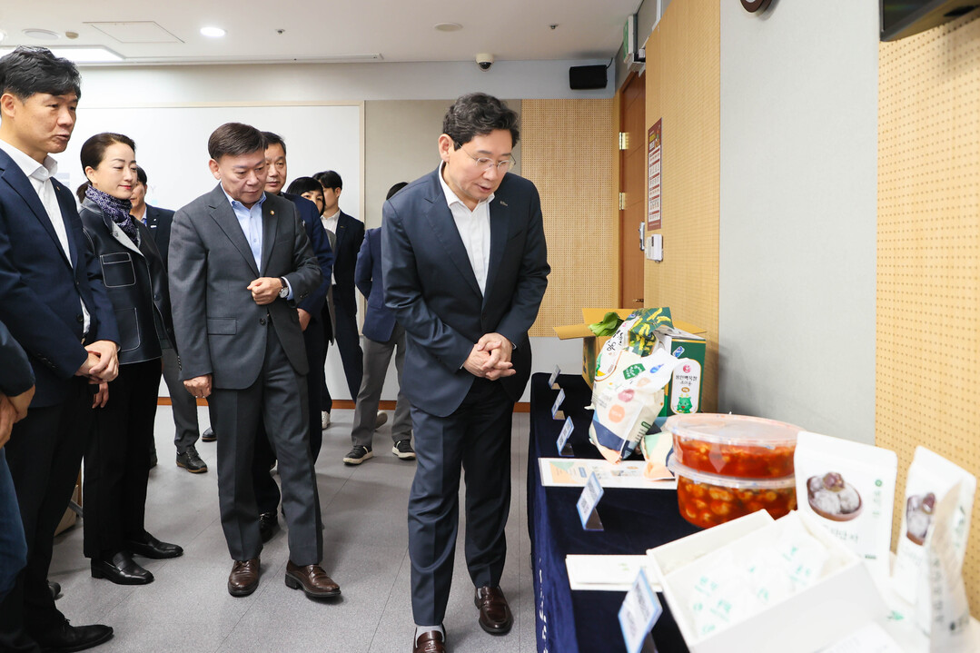 이상일 용인특례시장이 신청받은 특산품 종류를 살펴보고 있다.