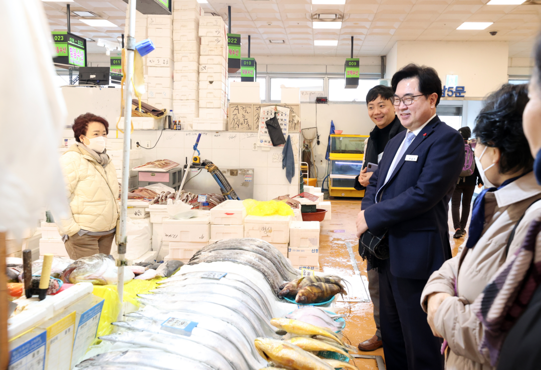 박일하 구청장이 지난 2023년 2월 노량진수산시장을 방문해 상인들의 애로사항을 청취하고 있다. 동작구 제공
