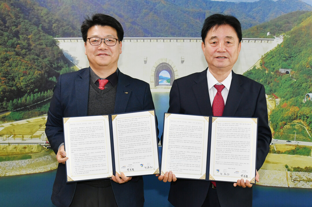 평화의 댐 주변지역 취약계층 간병비 지원사업 업무 협약식이 26일 화천군청에서 최문순 군수, 박진철 한국수자원공사 평화의 댐 지사장이 참석한 가운데 열렸다.