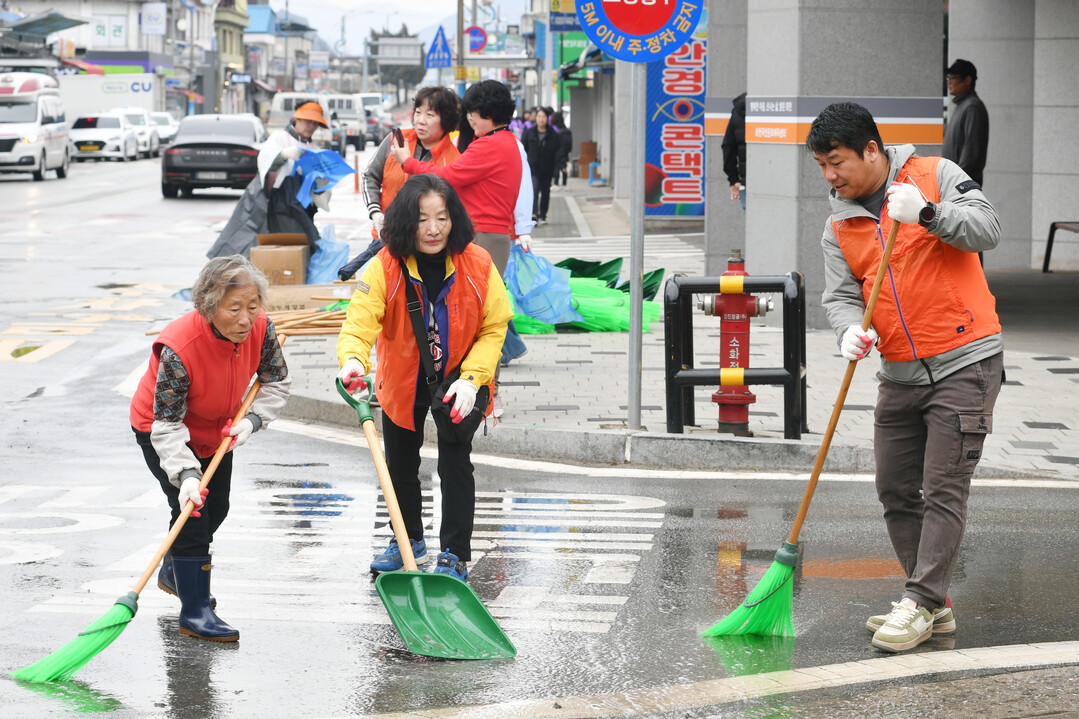 봄맞이 환경정화 활동이 27일 화천군 전역에서 공직자와 기관사회단체, 군장병들이 참여한 가운데 열렸다