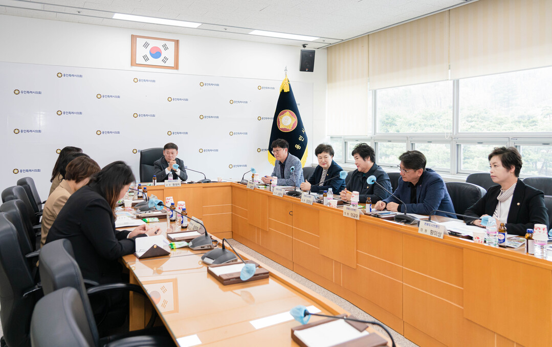 의원연구단체 ‘관광도시브랜드’ 회원들이 발대식에서 의견을 나누고 있다.