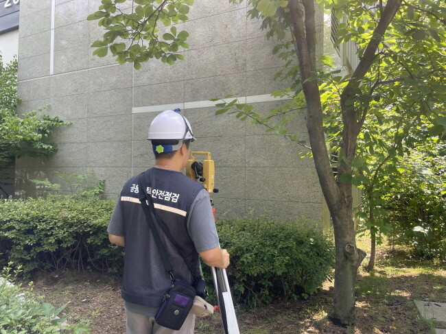 소규모 공동주택 단지 건축물 기울기(수직도) 측정을 하고 있는 모습.용인시 제공