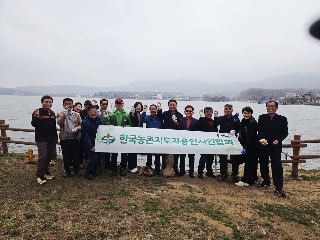 용인특례시 대표 농업인 단체 농촌지도자용인시연합회원들은 용담호수 수질정화를 위해 EM흙공 500개를 던졌다.용인시 제공