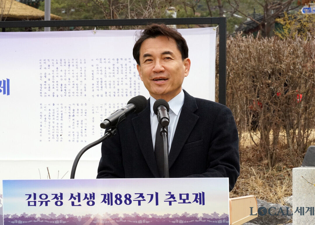 김진태 도지사가 김유정 선생 제88주기 추모제에서 추모사를 하고 있다.