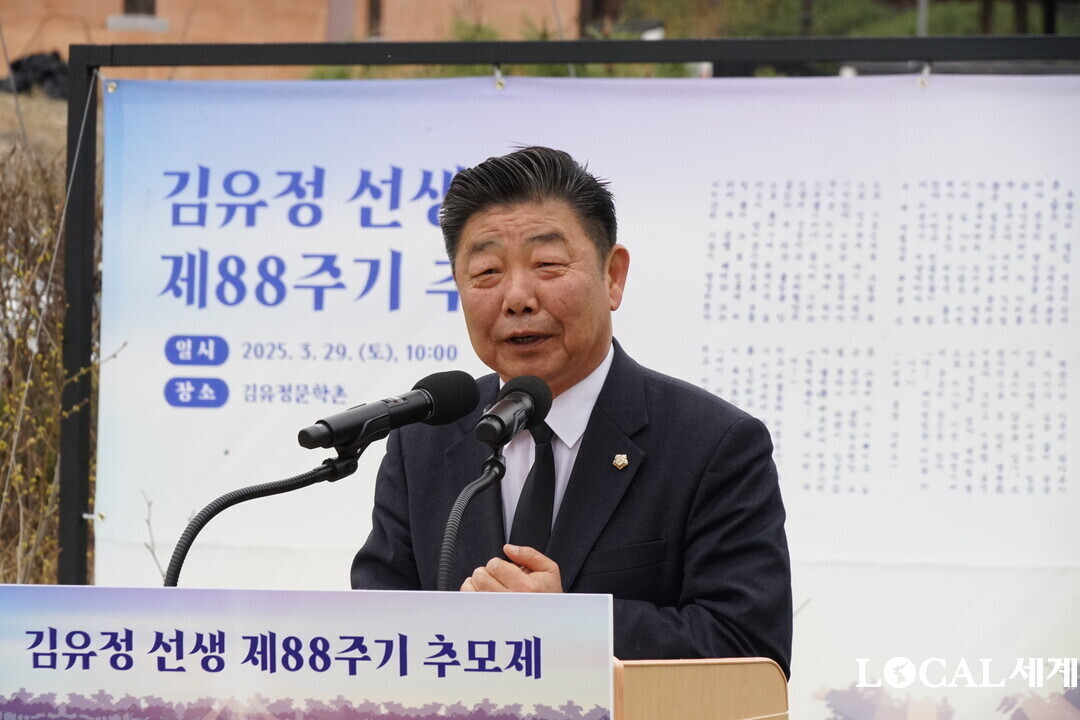 김진호 춘천시의장이 김유정 선생 제88주기 추모제에서 추모사를 하고 있다.