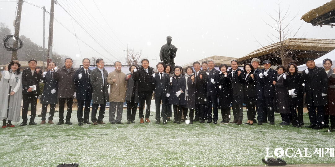 김유정 선생 제88주기 추모제에 참석한 내빈들이 기념촬영을 하고 있다.