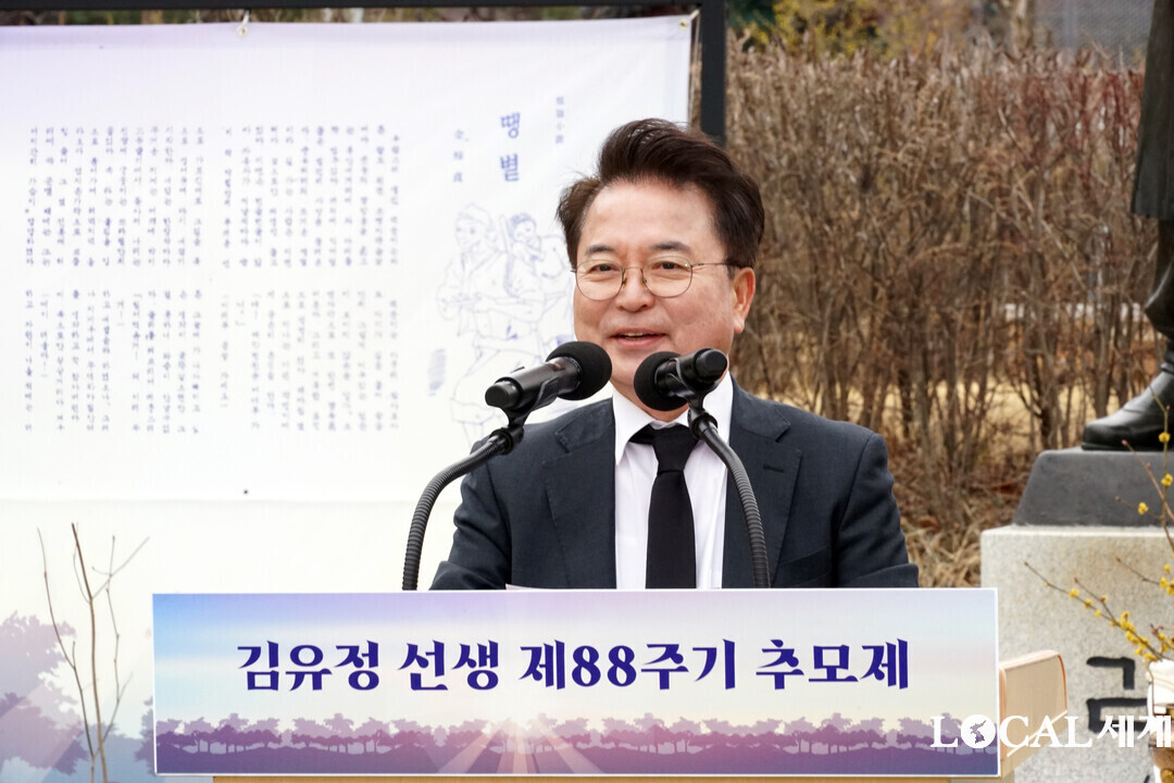 육동한 시장이 김유정 선생 제88주기 추모제에서 추모사를 하고 있다.
