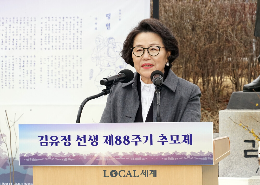 김금분 이사장이 김유정 선생 제88주기 추모제에서 추모사를 하고 있다.