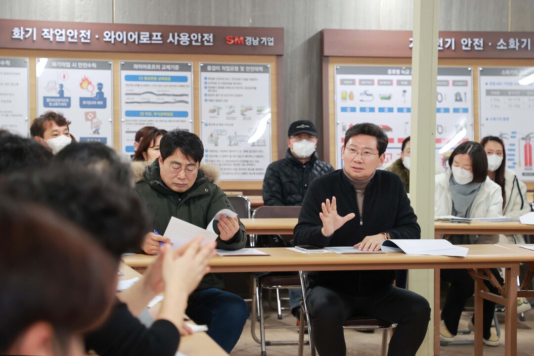이상일 용인특례시장은 경남아너스빌디센트 건설현장을 방문해 시공사와 입주예정자들과 간담회를 가졌다.용인시 제공