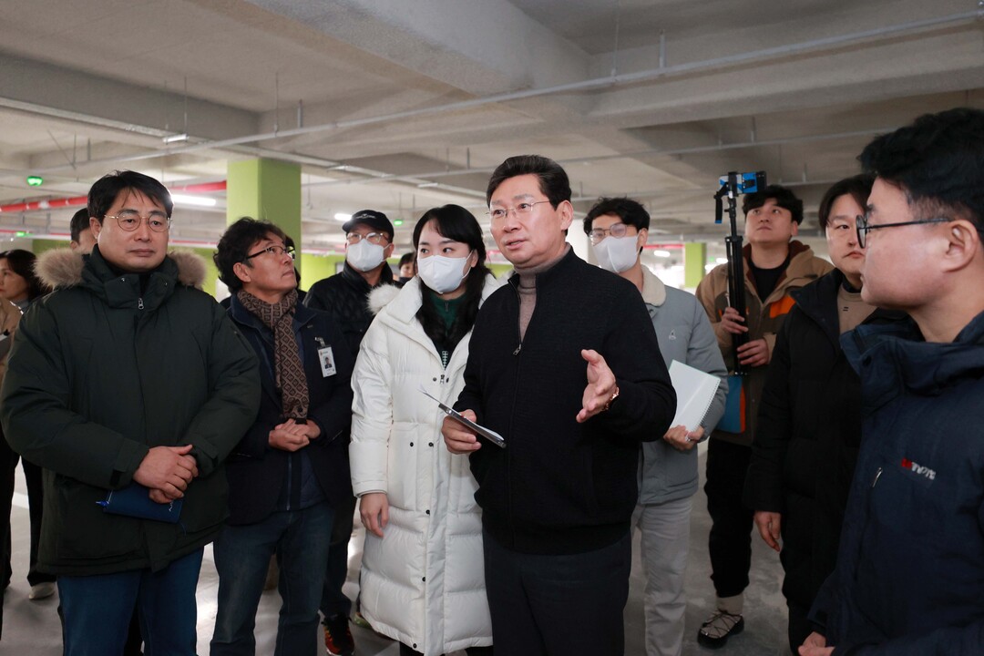 이상일 용인특례시장이 경남아너스빌디센트 건설 현장을 방문해 하자보수 상황을 살피고 있다.용인시 제공
