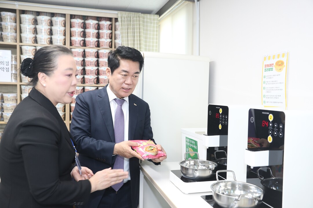 서울마음편의점 관악점에서 함께라면을 직접 체험해보는 박준희 관악구청장