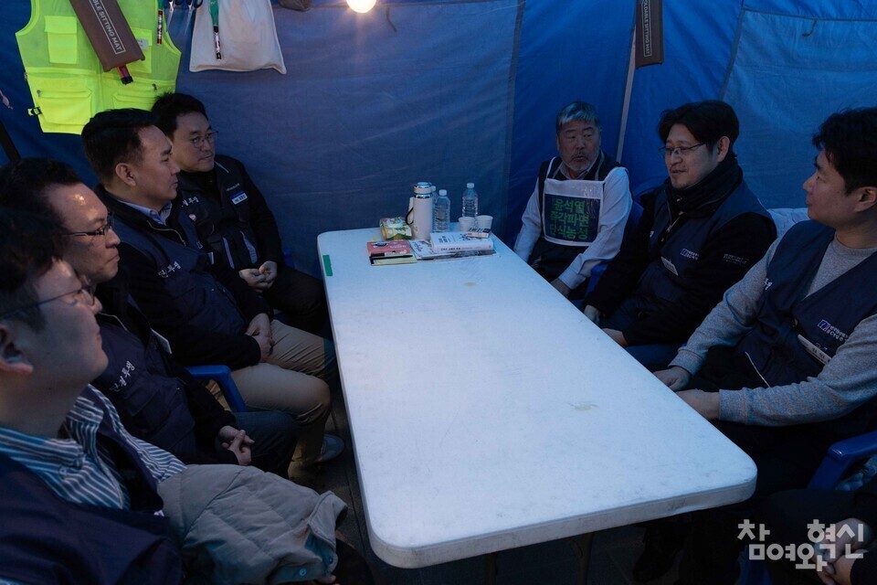 한국노총 김동명 위원장이 서울 종로구 경복궁역 인근 철야농성장에서 윤석열 대통령의 즉각 파면을 촉구하는 농성을 하고 있다. 참여와 혁식 사진 제공.