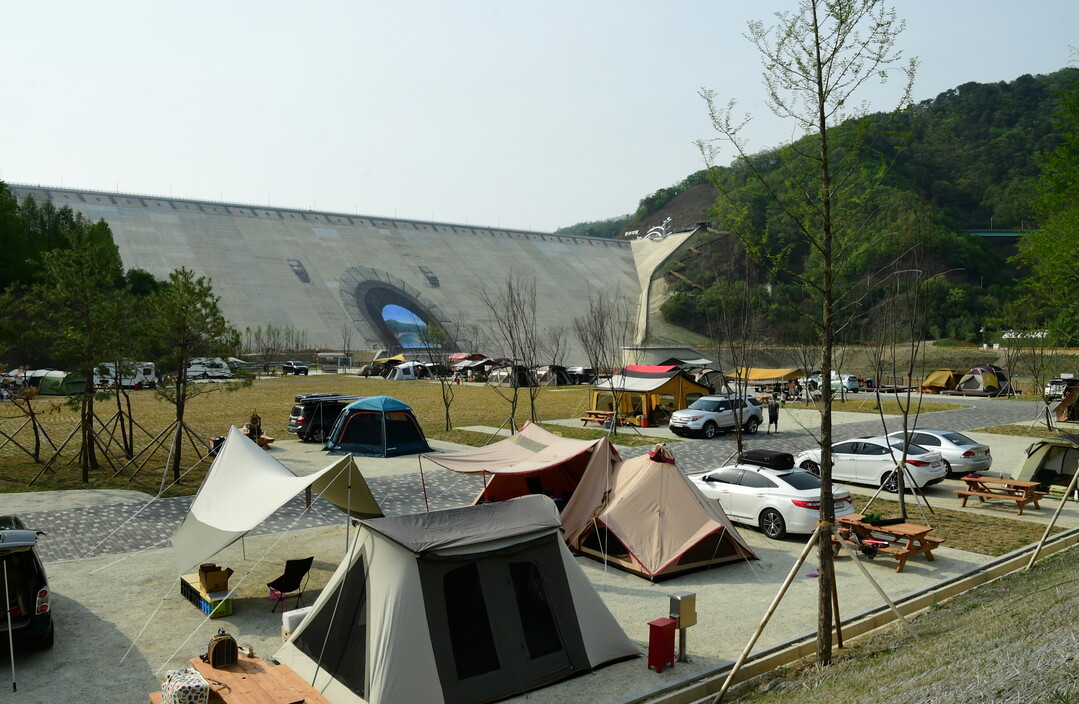 평화의 댐 오토 캠핑장과 카라반